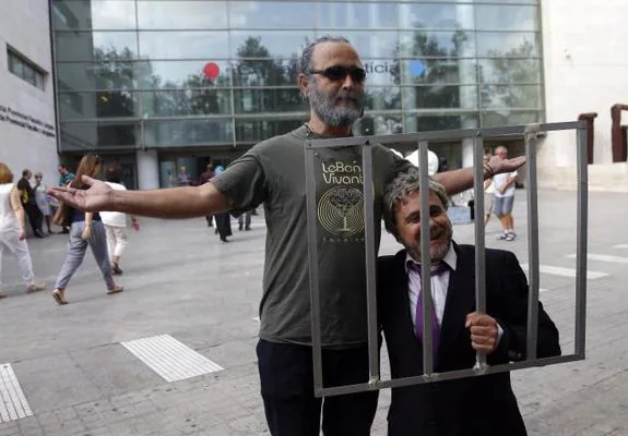 Lalo Kubala y Xavi Castillo, disfrazados de Benavent y Rus, ante la Ciudad de la Justicia. 