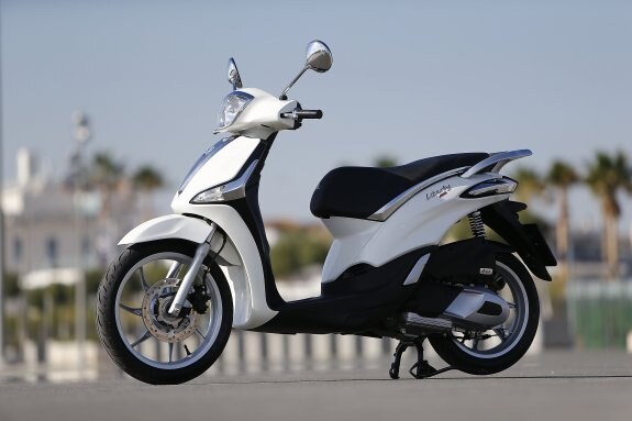 Este scooter es elegante, moderno y eficiente.
