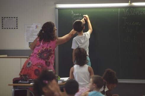 Una maestra con sus alumnos el primer día de clase. :: manuel molines