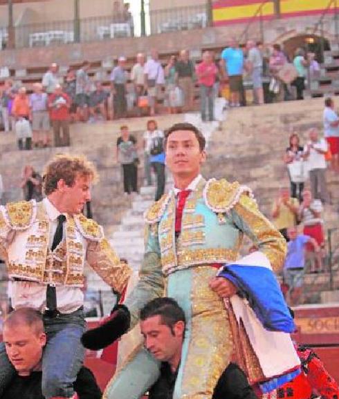 Román y Arcila salen a hombros en Utiel.