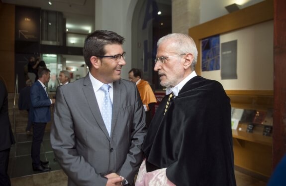 El presidente de la Diputación, Jorge Rodríguez, y el rector de la UV, Esteban Morcillo.  Abulaila