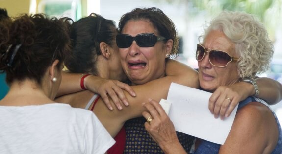 Noelia, la madre de acogida de Joan, rota por el llanto entre familiares y amigos tras entregar a Joan a la Guardia Civil. :: EFE/Miguel Ángel Polo