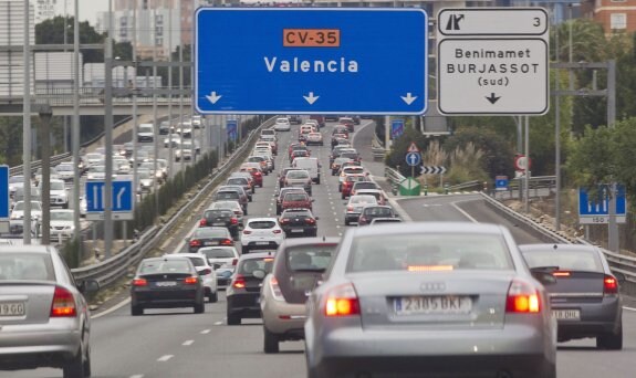Un cartel identificativo de carreteras con el nombre de Valencia en castellano. :: damián torres