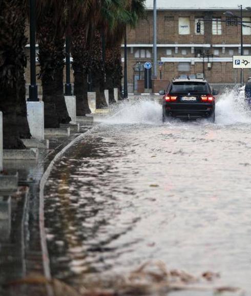 Granizo e inundaciones en Valencia y dos mujeres heridas al caerles la rama de un árbol