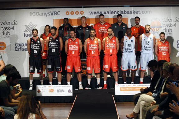 Los integrantes del Valencia Basket lucen las equipaciones y ropa de paseo. :: irene marsilla