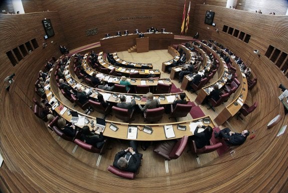 Diputados de Les Corts durante un pleno. :: txema rodríguez