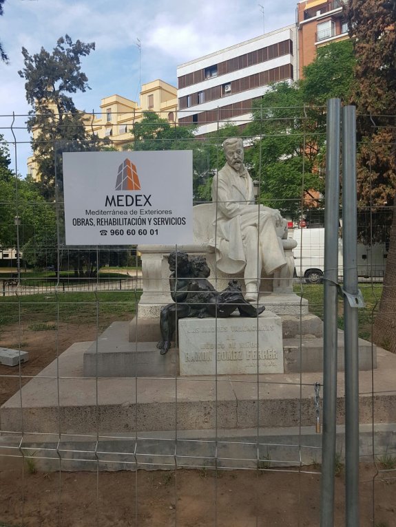 Inicio de la restauración de la escultura de Gómez Ferrer. :: lp