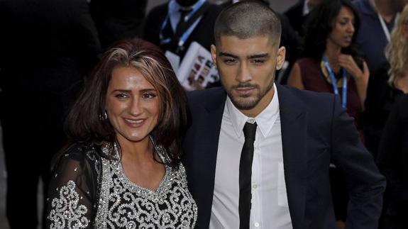 El cantante Zyan Malik junto a su madre Trishia, en una imagen de archivo.