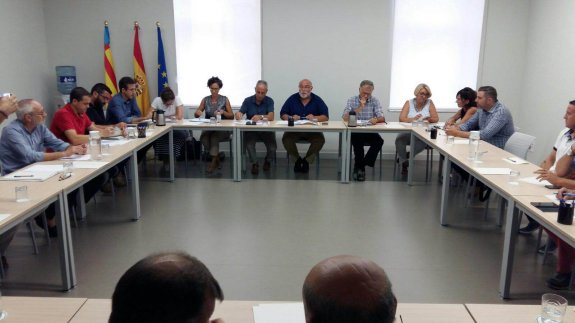 Un instante de la reunión, con representantes de Cullera encabezados por su alcalde. :: lp