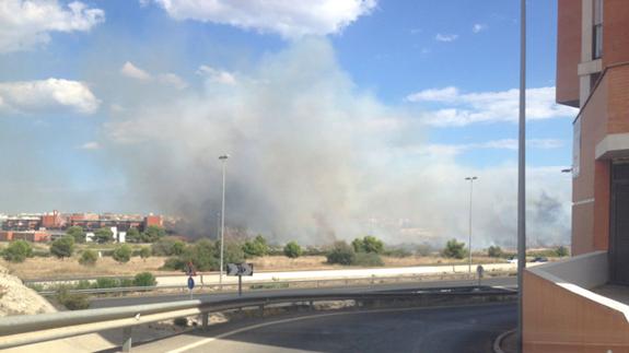 El incendio, visto desde una de las zonas residenciales de Paterna.