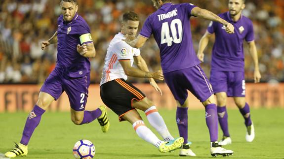 Medrán, rodeado de rivales en el Valencia-Fiorentina.