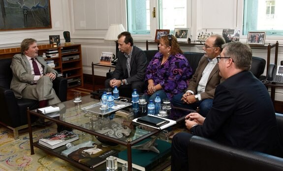 Méndez de Vigo, durante su encuentro con representantes de Ceapa. :: lp