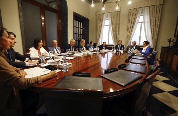 La mesa y la junta de portavoces del Senado, reunida ayer. :: EFE