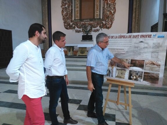 El alcalde y el concejal de Cultura atienden las explicaciones del arquitecto restaurador. :: b. g.