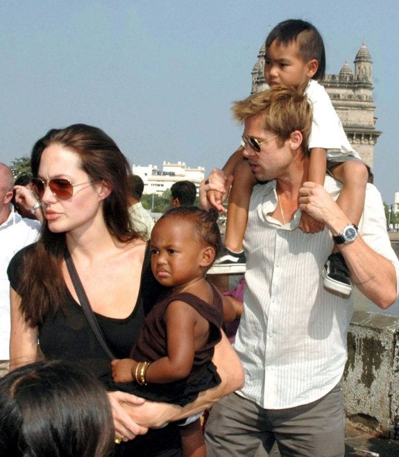 Angelina Jolie y Brad Pitt intentaban dar la imagen de matrimonio protector pendiente de sus seis hijos. :: r. c. 