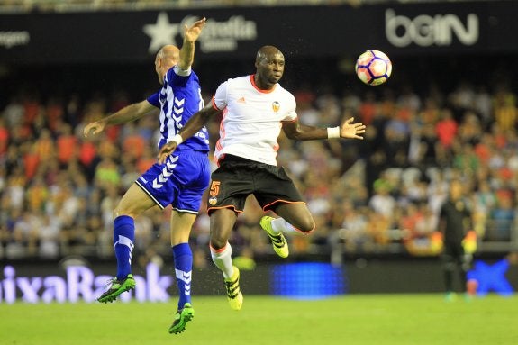 Mangala salta para disputar un balón con el alavesista Toquero.