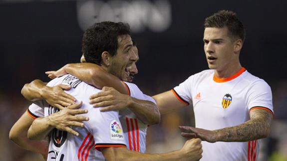 Santi Mina (dcha.), tras el segundo gol del Valencia ante el Alavés.