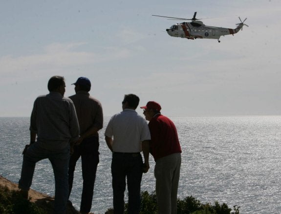 Un helicóptero busca el cuerpo del desaparecido. :: r. ríos