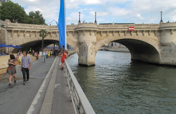 Imagen del Pont Neuf sobre el río Sena, cuya orilla derecha es recorrida por la vía Georges Pompidou. :: r. c. 