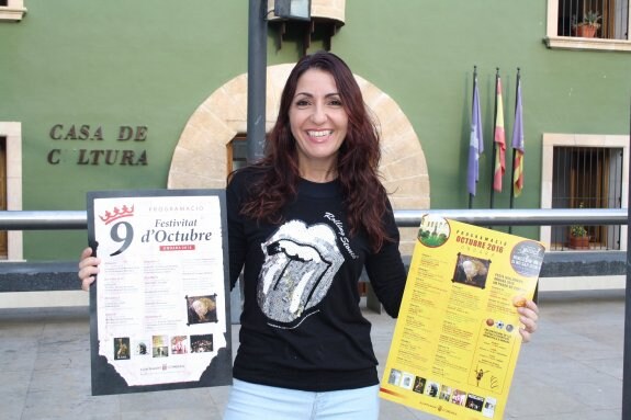 La edil de Cultura, Raquel Mengual, muestra la programación. :: lp