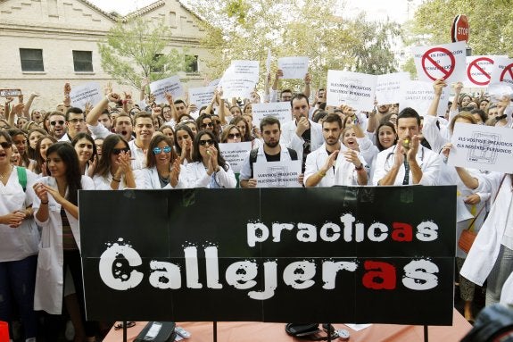 Asistentes a la concentración organizada frente a la Conselleria de Sanidad de Valencia. :: irene marsilla