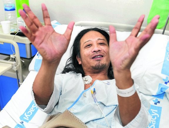 Lu Yongzhong, en su cama  del Hospital de Burgos.  :: jesús j. Matías (diario de burgos)