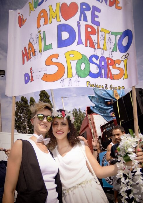 Una pareja de lesbianas, en una movilización gay en Italia. 