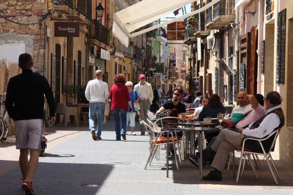 La calle Loreto, perteneciente al barrio de Les Roques, quedará fuera del ámbito de aplicación de la suspensión de licencia de aperturas de bares y restaurantes. :: Tino Calvo