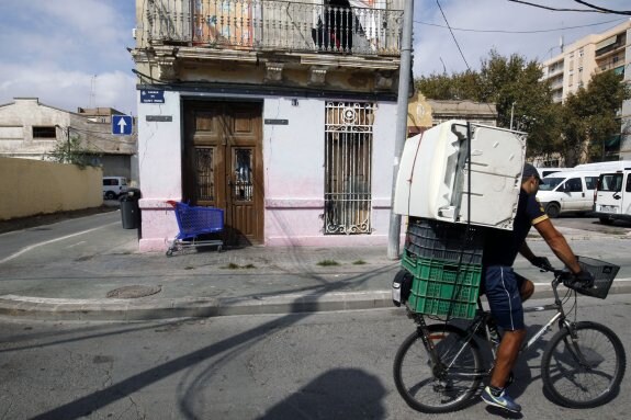 Vivienda de la calle San Pedro, junto a la prolongación de Blasco Ibáñez. :: irene marsilla