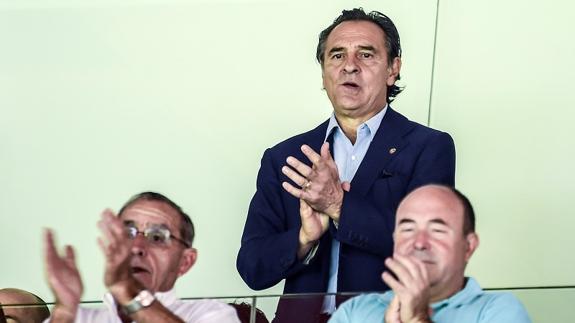 Cesare Prandelli, orgulloso de sus jugadores en el palco