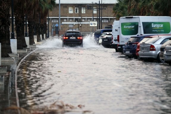 Zona inundada durante la última tormenta caída en Valencia, en la calle Eugenia Viñes. Al fondo, los Docks. :: irene marsilla