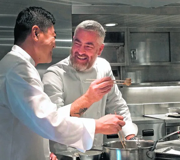 El japonés Yoshihiro Narisawa y el tatuado chef brasileño Alex Atala ríen mientras cocinan juntos en San Sebastián, capital gastronómica mundial. :: R. C. 