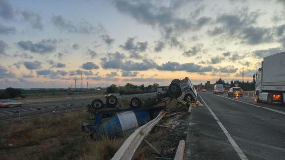 Accidente de un camión en la A7 a la altura de Museros