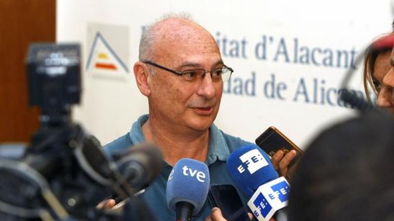 El profesor Mojica, en la Universidad de Alicante.EFE