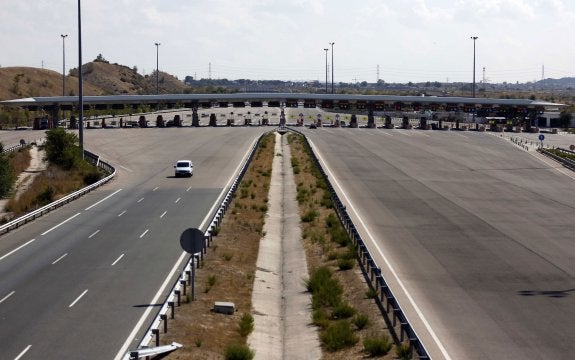 Una furgoneta de mantenimiento sale de un peaje de la radial R-3 (Madrid-Arganda), actualmente en liquidación. :: REUTERS/Sergio Perez