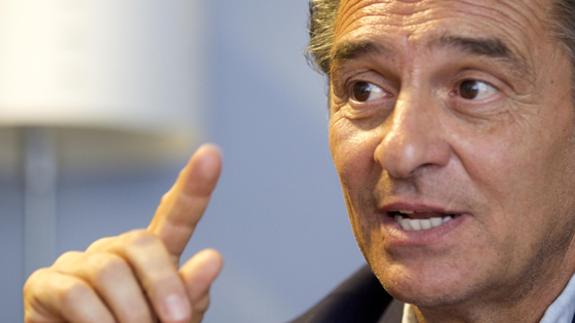 Cesare Prandelli, entrenador del Valencia CF, durante la entrevista.