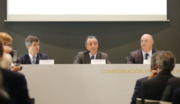 Fernández,  Navarro y De Rosa, en la CEV. :: J. Monzó