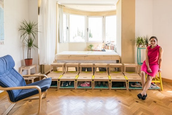 Ana Mombiedro acondicionó un dormitorio y un estudio en un rincón del salón a su vuelta al hogar familiar tras su estancia en Finlandia y EE UU. :: e.s.