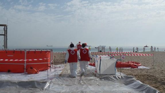 Simulacro contra la contaminación marina realizado hoy en la playa de Valencia.