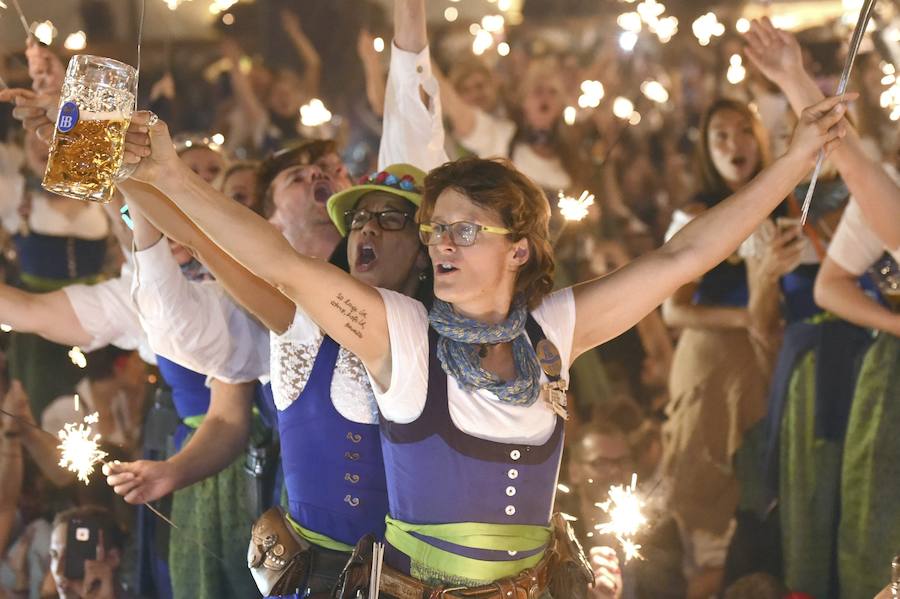 Camareras del pabellón Hofbraeu bailan sobre las mesas para celebrar el último día del festival Oktoberfest en Múnich.