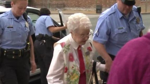 Detenida una abuela de 102 años por intentar cumplir el sueño de su vida