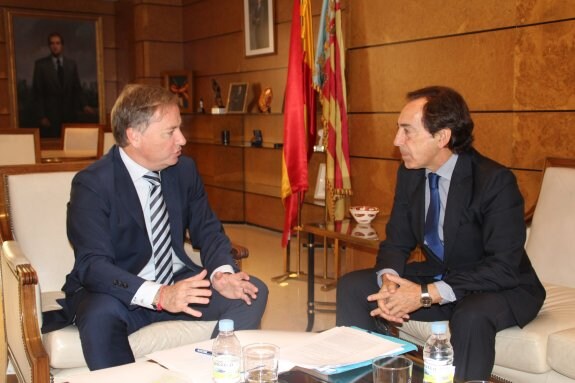 Juan Carlos Moragues, ayer con Salvador Arenere (Eurofund). :: lp