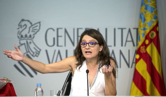 Mónica Oltra, ayer, en su comparecencia tras el pleno del Consell.  :: efe