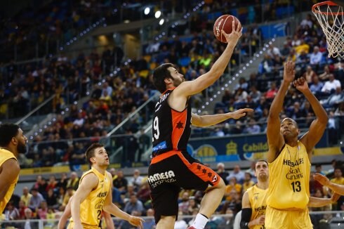 San Emeterio se eleva ante Báez. :: acbphoto