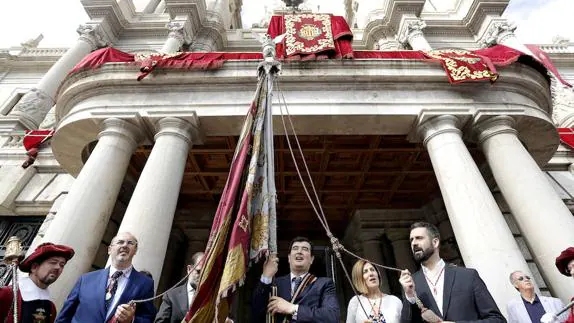 La procesión cívica de la Senyera, este año portada por el concejal de Ciudadanos Fernando Giner