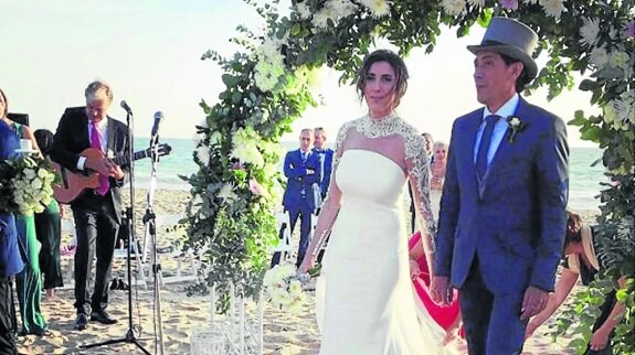 Paz Padilla y Juan Vidal, durante la recreación de su boda en las playas de Zahara de los Atunes. :: instagram