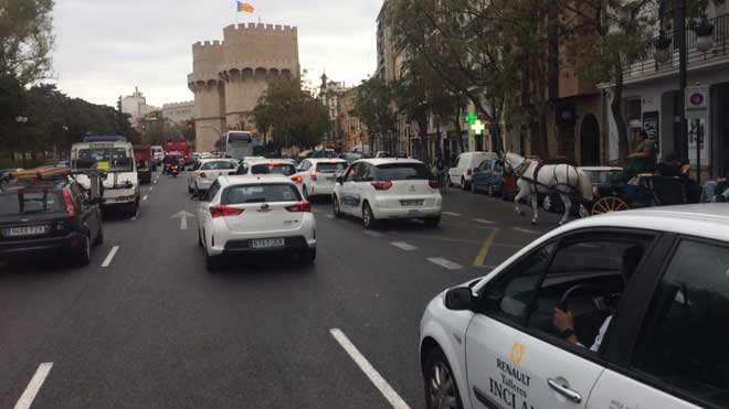 Una marcha de taxis recorre Valencia contra los tratados de libre comercio