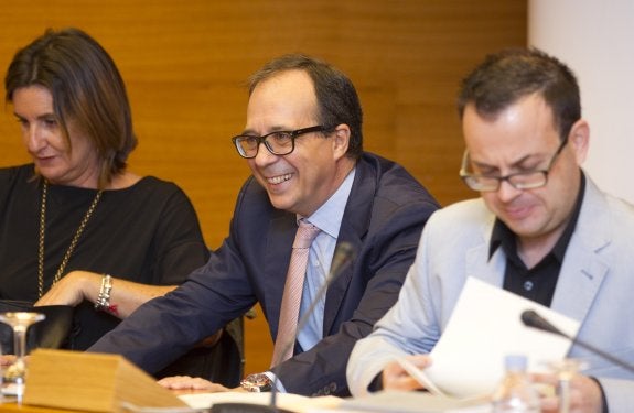 Enrique Soriano, en el centro, ayer en Les Corts, flanqueado por la socialista Mercedes Caballero y el podemista Marc Pallarés. :: damián torres