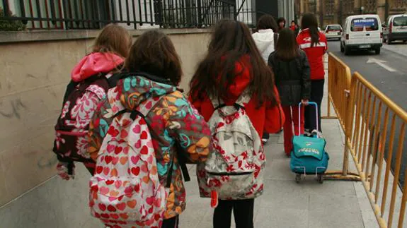 Varias niñas, de camino al colegio.