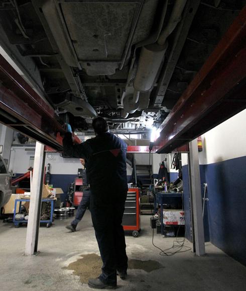 Un mecánico, trabajando en un taller de reparación.
